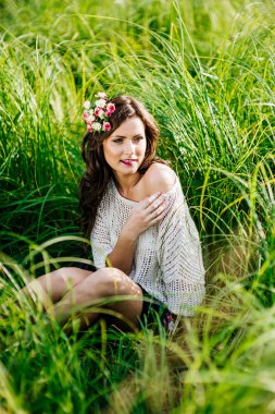 Yeşil çim kız yatıyor