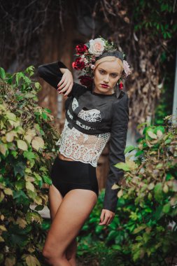 çiçek çelenk ile kız 