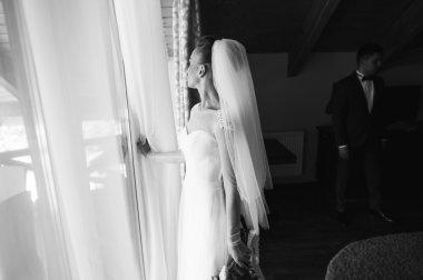 Gelin ve damat balkonda.