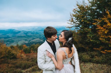 Dağlarda yürüyüşe yeni evliler