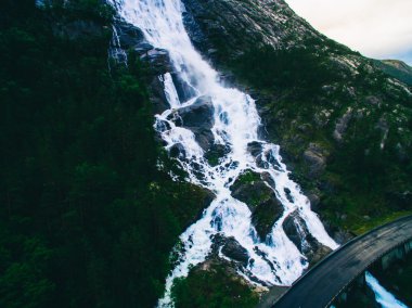 Dağ Langfoss şelale
