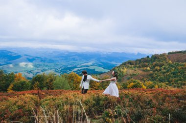 Dağlarda yürüyüşe yeni evliler