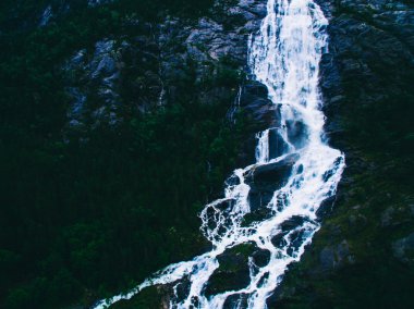 Dağ Langfoss şelale