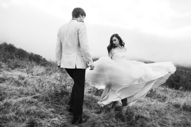 Dağlarda yürüyüşe yeni evliler