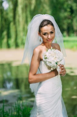 Gelin düğün buketi tutuyor.