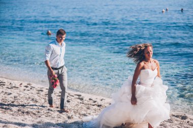 Gelin ve damat sahilde