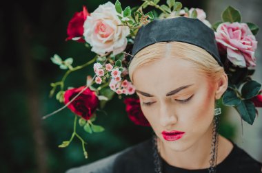  Kafasındaki bir Güllü kadın 