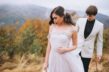 Dağlarda yürüyüşe yeni evliler