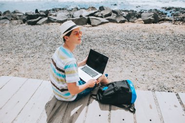 fotoğrafçı bir dizüstü bilgisayar ile çalışma 