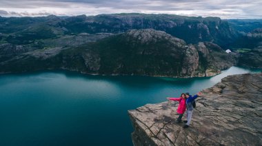 kaç aşk Preikestolen büyük uçurum içinde 