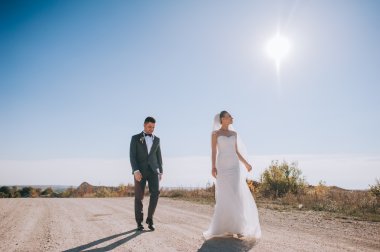 Karayolu üzerinde poz yeni evliler