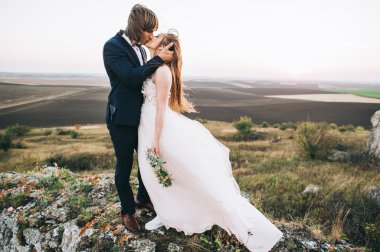 Dağlarda yürüyüşe yeni evliler