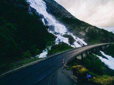 Dağ Langfoss şelale