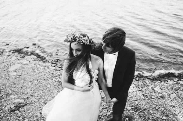 Beautiful young newlyweds — Stock Photo, Image