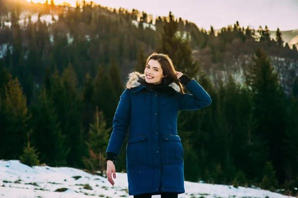 Дівчина в її зимовий теплий одяг — стокове фото