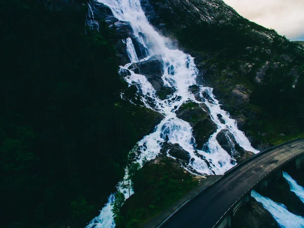 Hegyi Langfoss vízesés — Stock Fotó