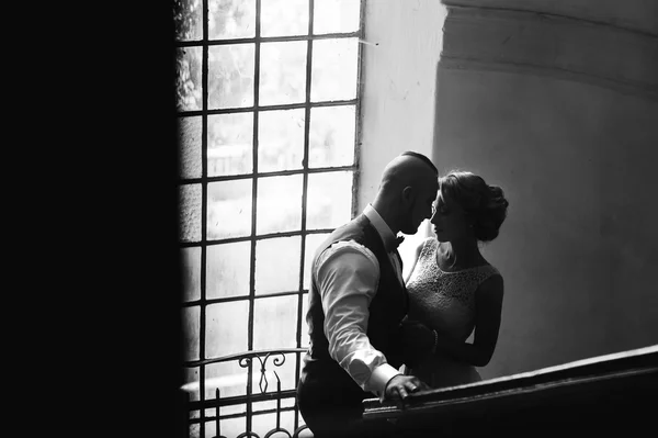 Sposa e sposo in una casa accogliente — Foto Stock