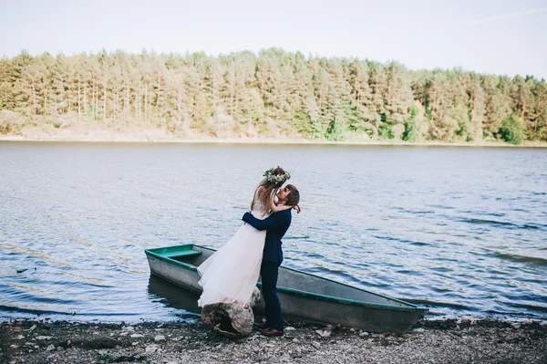 Hermosos recién casados jóvenes —  Fotos de Stock