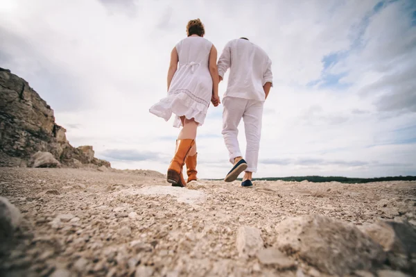 Casal grávida em uma pedreira de pedra — Fotografia de Stock