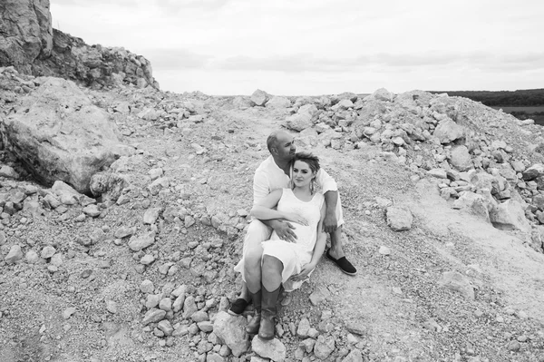 Mujer y hombre caminan en una cantera de piedra —  Fotos de Stock