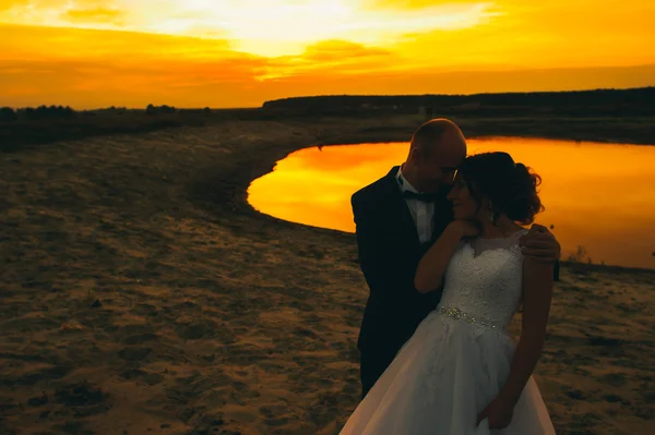 Όμορφο γαμήλιο ζεύγος στο ηλιοβασίλεμα — Φωτογραφία Αρχείου