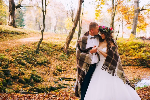 Les jeunes mariés marchent dans la forêt d'automne — Photo