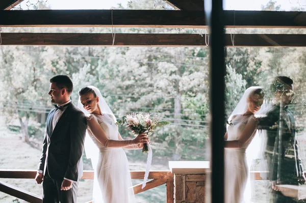 Menyasszony és vőlegény az erkélyen — Stock Fotó