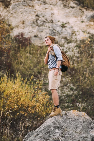 Junger Wanderer mit Rucksack — Stockfoto