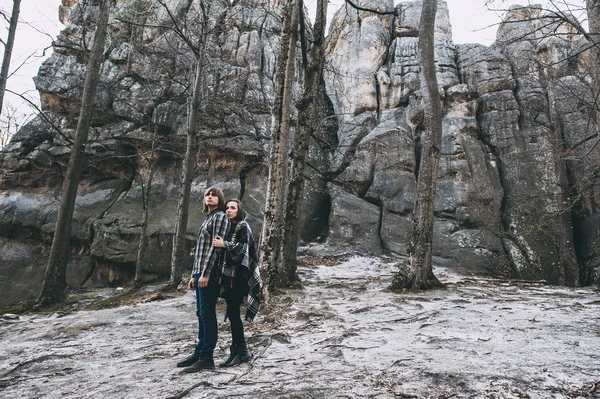 Couple marchant dans les montagnes Dovbush — Photo