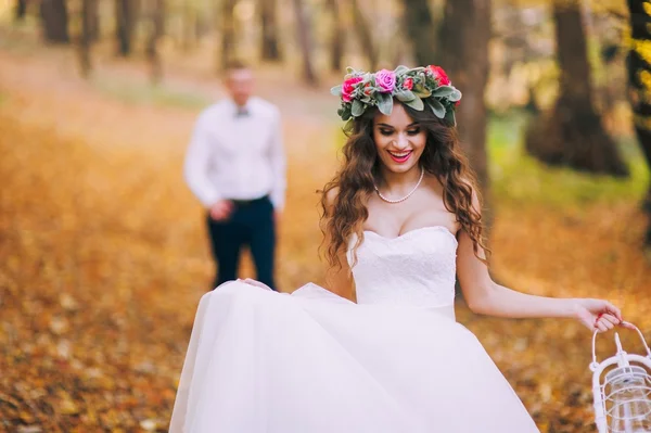 Novomanželé chůze v podzimním lese — Stock fotografie