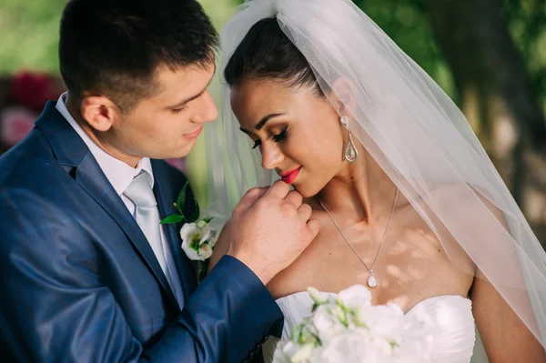 Happy bride and groom — Stock Photo, Image