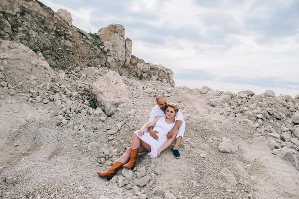 Mulher e homem numa pedreira de pedra — Fotografia de Stock