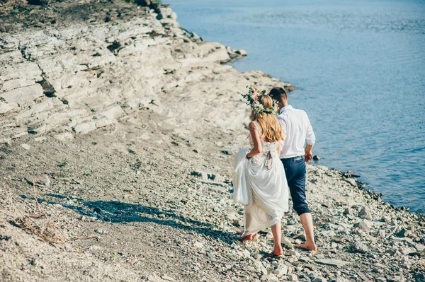 Jeune couple marche sur une plage — Photo