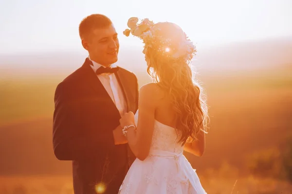Vackra bröllopsparet vid solnedgången — Stockfoto