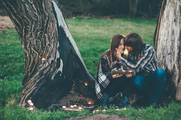 Пара закохана біля старого дерева — стокове фото