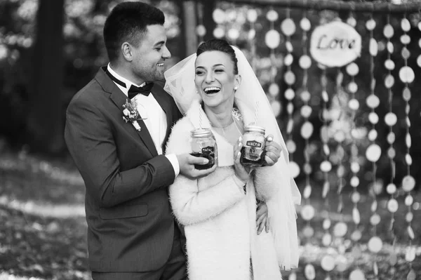 Recién casados caminando en el bosque de otoño —  Fotos de Stock