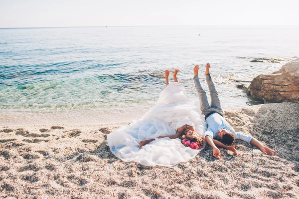 Νύφη και γαμπρός στην παραλία — Φωτογραφία Αρχείου