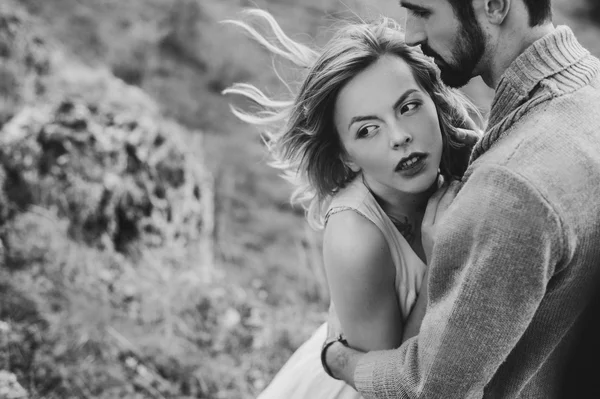 Couple walking in mountains — Stock Photo, Image