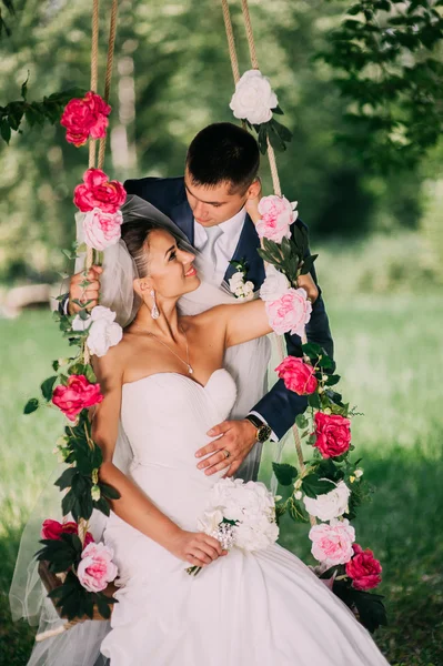 Mariée et marié sur balançoire — Photo