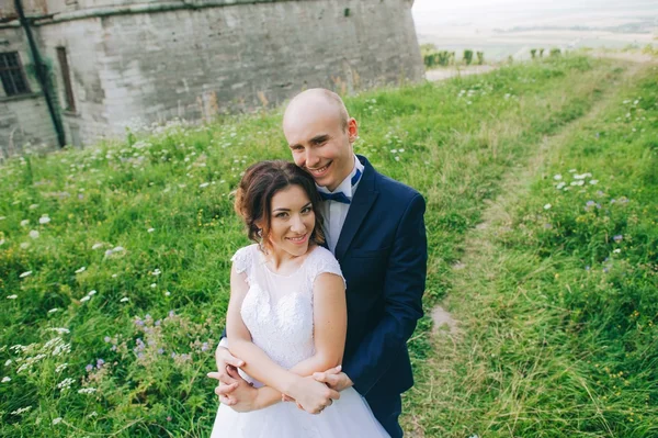 Par efter bröllop nära slottet — Stockfoto