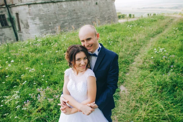 Pareja después de la boda cerca del castillo —  Fotos de Stock