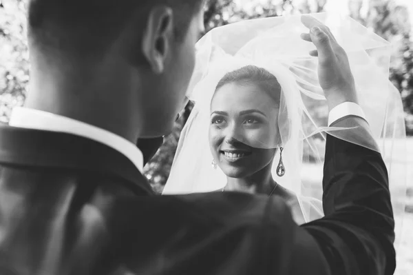 Happy bride and groom — Stock Photo, Image