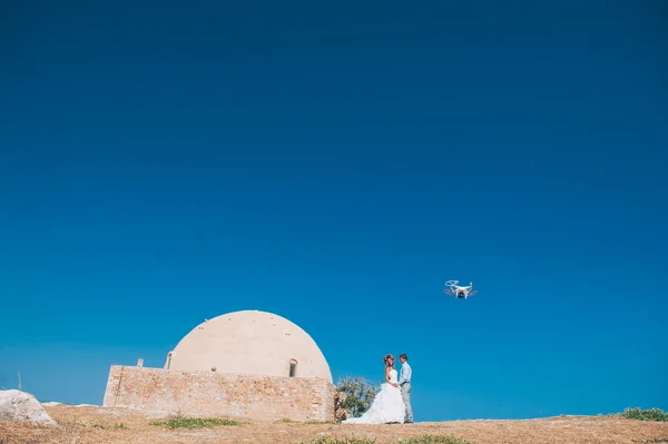 Wedding couple near Mosque of Sultan Ibrahim — Stock Photo, Image