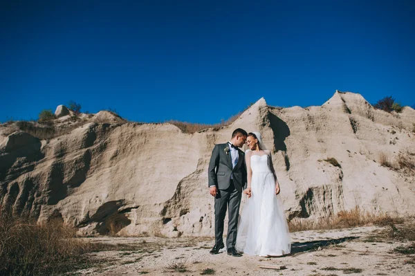 Весільна пара на глиняній кар'єрі — стокове фото