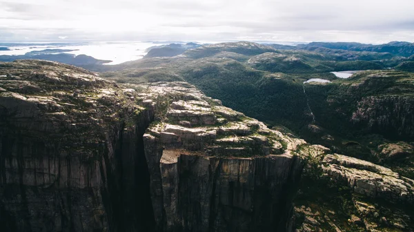 Cliff Preikestolen en el fiordo Lysefjord — Foto de Stock