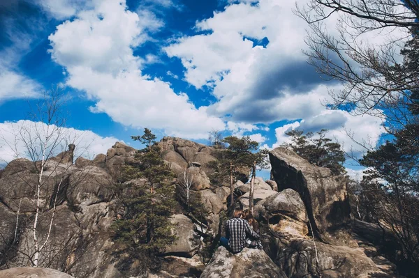Pareja enamorada al aire libre en las montañas —  Fotos de Stock