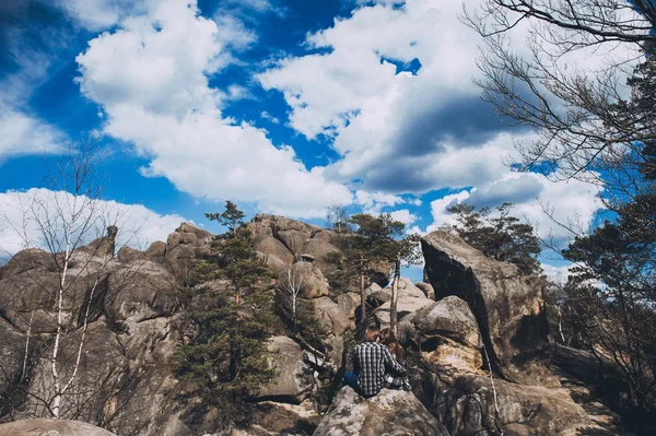 Casal apaixonado ao ar livre nas montanhas — Fotografia de Stock