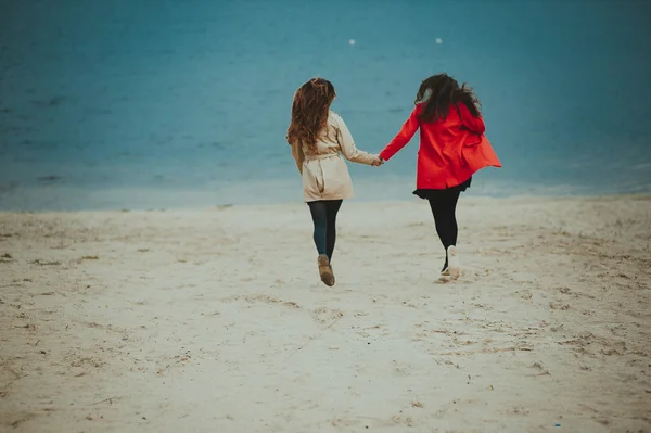 Két futás boldog barátnő — Stock Fotó