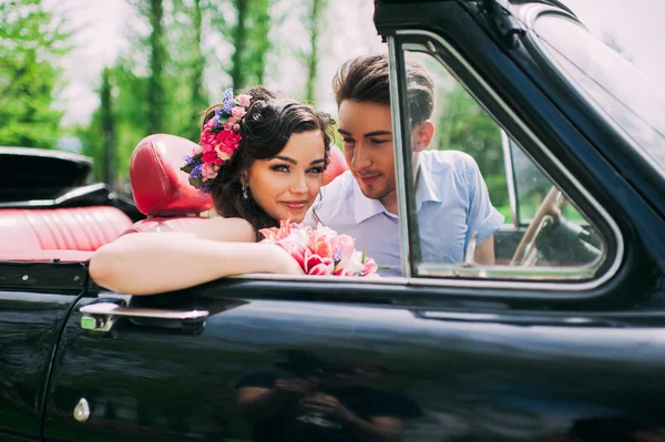 Jeune couple en voiture vintage — Photo