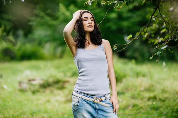 Mujer relajante al aire libre — Foto de Stock